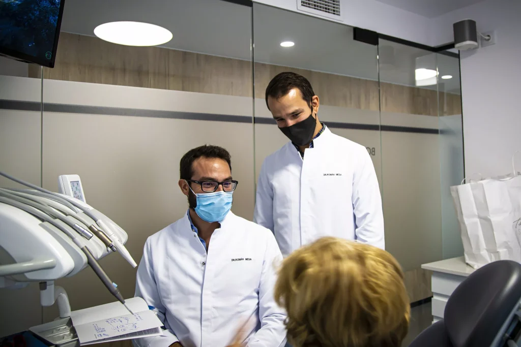 Profesionales del equipo clínica dental Morón en consulta